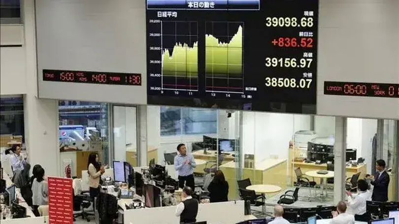 Chỉ số Nikkei 225 tiệm cận mốc kỷ lục 50.000 điểm