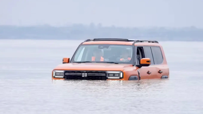Mẫu ô tô có thể 'bơi' hơn 1km vượt sông