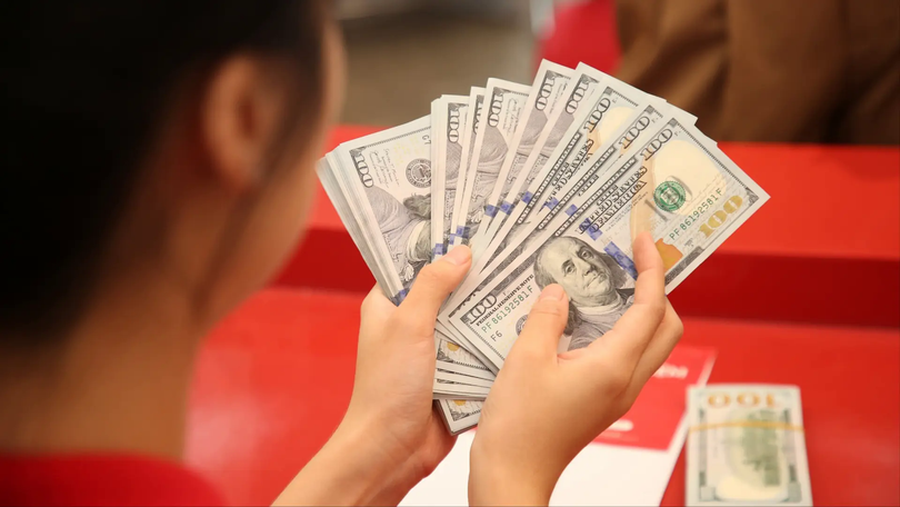 Giá USD tự do vượt 27.700 đồng/USD, bỏ xa giá tại ngân hàng