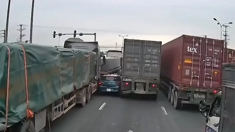 Ô tô con bị kẹp giữa hai xe tải do đi ẩu