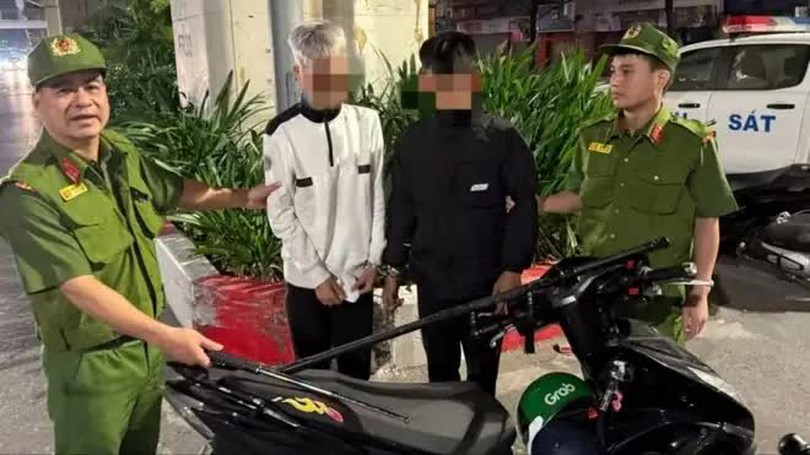 Hai đối tượng mang hung khí hành hung người đi đường