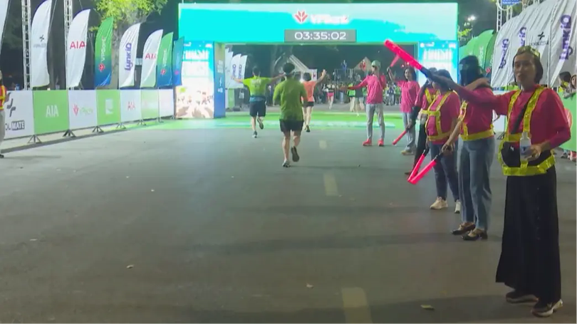 Những 'người hùng' thầm lặng phía sau đường chạy