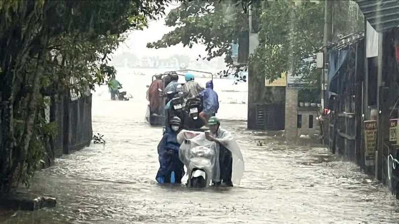 Huế di dời hàng nghìn người tránh ngập lụt nghiêm trọng