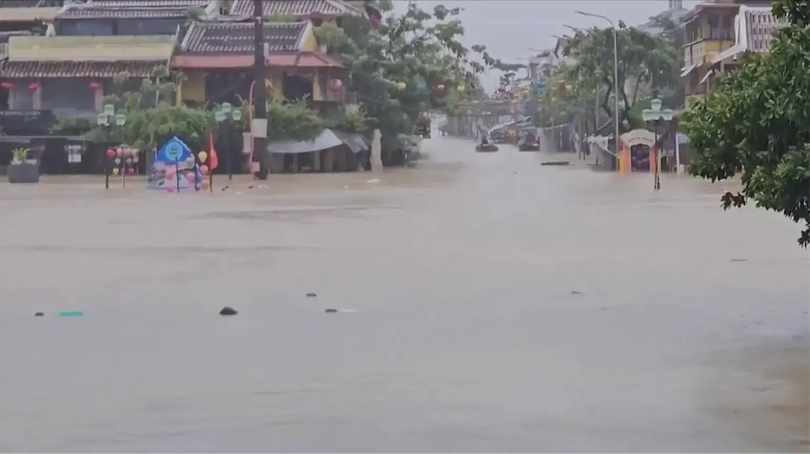 Đà Nẵng sơ tán hàng nghìn dân trong đêm vì nước lũ