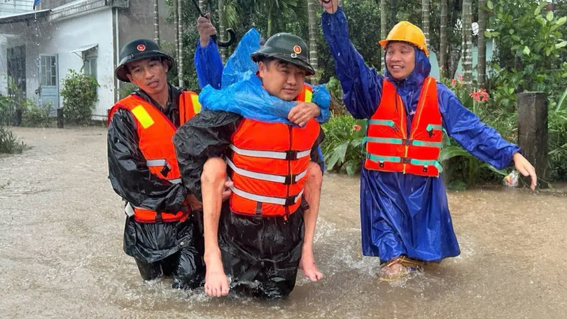 Lực lượng vũ trang Đà Nẵng giúp dân ứng phó mưa lũ