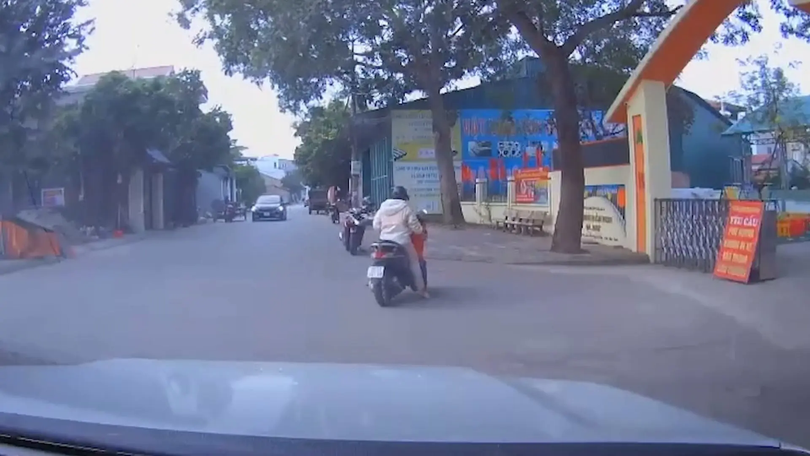 Nguy hiểm khi trẻ nhỏ tự ý vặn tay ga xe máy