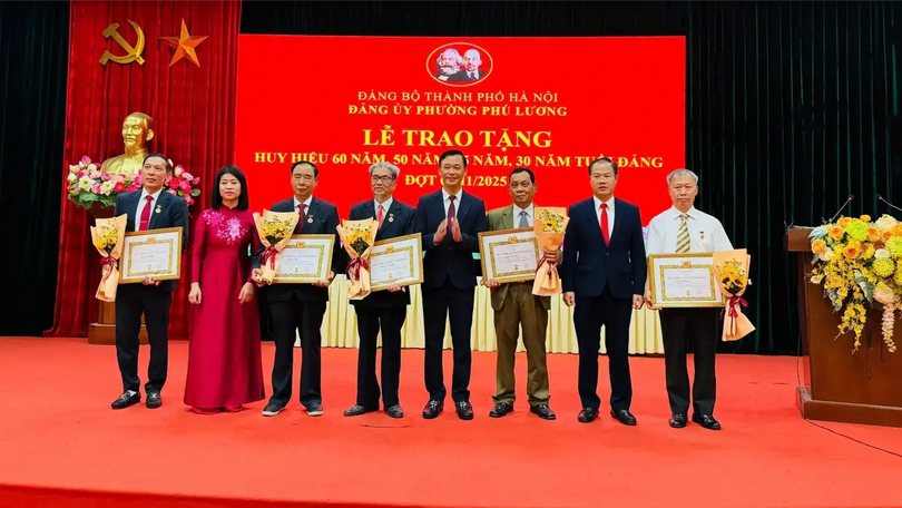 Lễ trao tặng Huy hiệu Đảng tại phường Phú Lương