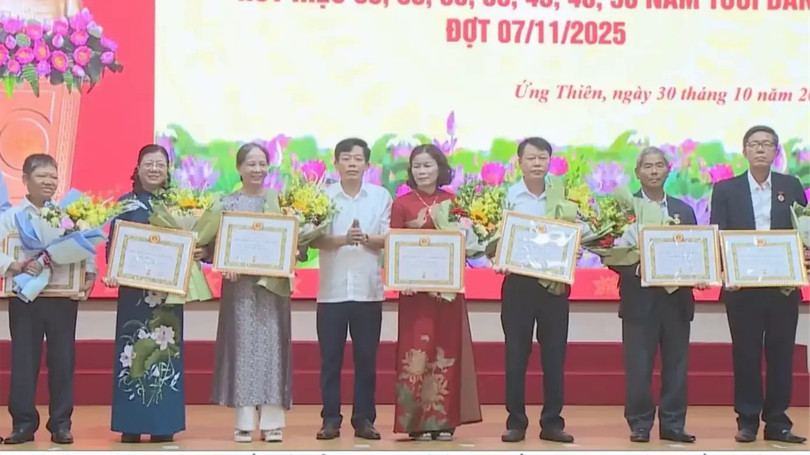 31 đảng viên Đảng bộ xã Ứng Thiên nhận Huy hiệu Đảng