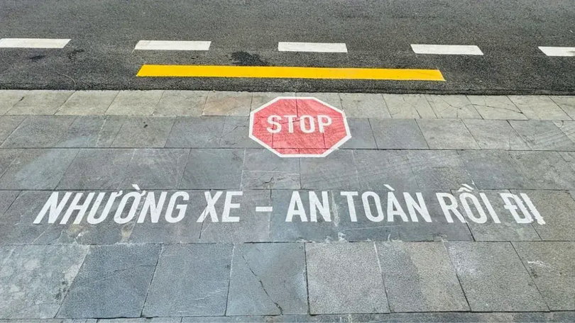 Cục CSGT sơn chữ trên đường 'Nhường xe - an toàn rồi đi'
