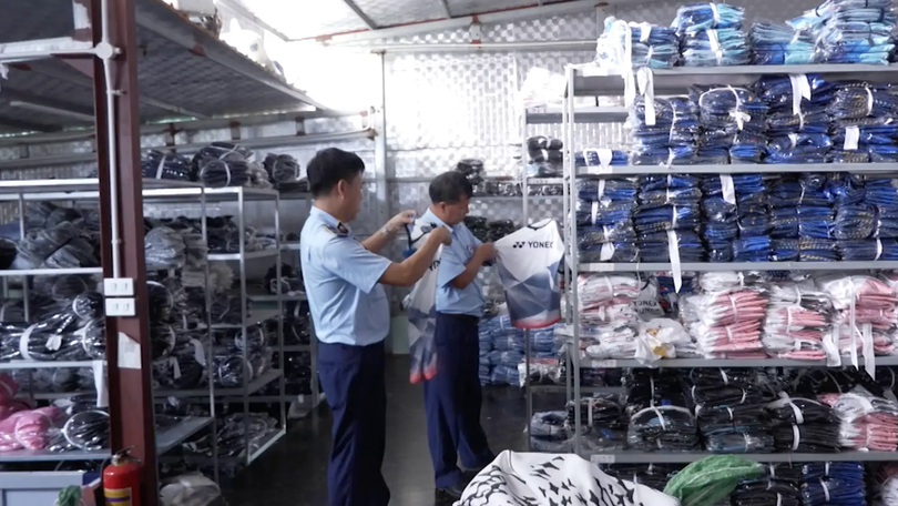 Triệt phá cơ sở sản xuất quần áo thể thao giả mạo nhãn hiệu