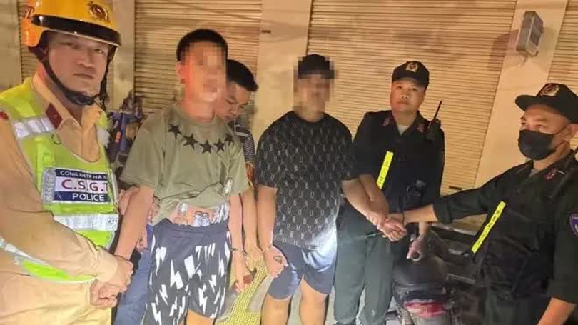 Hai đối tượng mang dao, vỏ chai bia để phòng thân