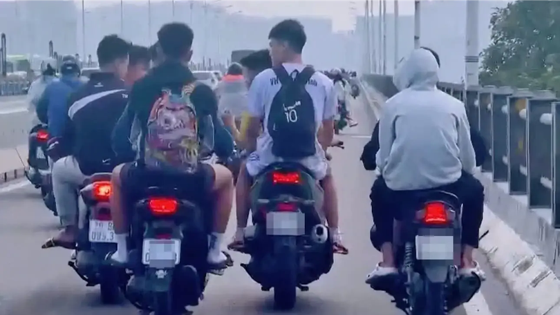 CSGT xử lý nhóm thanh niên dàn hàng ngang xe máy trên cầu Vĩnh Tuy