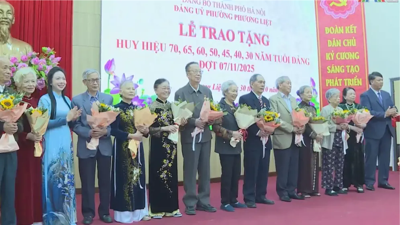 Gần 300 đảng viên phường Phương Liệt nhận Huy hiệu Đảng