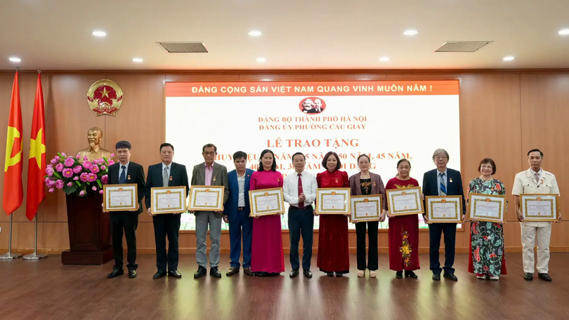 66 đảng viên phường Cầu Giấy được trao tặng Huy hiệu Đảng