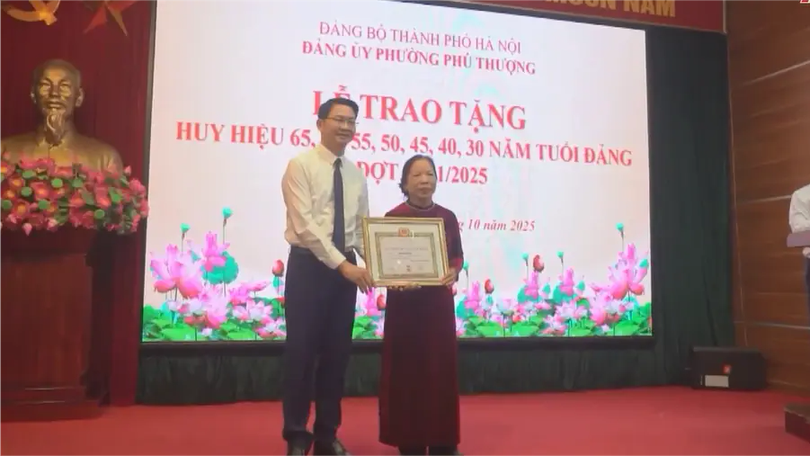 Phường Phú Thượng trao Huy hiệu Đảng cho 27 đảng viên