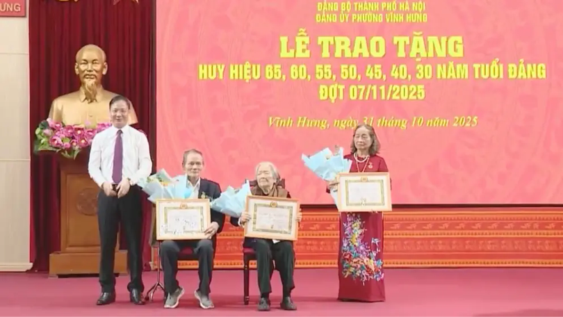 Trao Huy hiệu Đảng cho 36 đảng viên phường Vĩnh Hưng