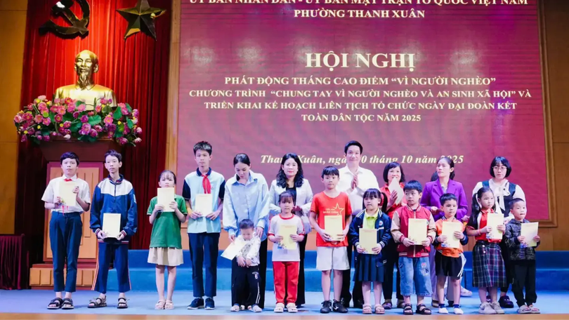 Phường Thanh Xuân trao quà cho trẻ em nghèo