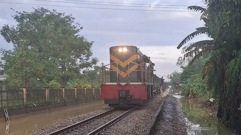 Thông tuyến đường sắt Bắc - Nam qua Huế