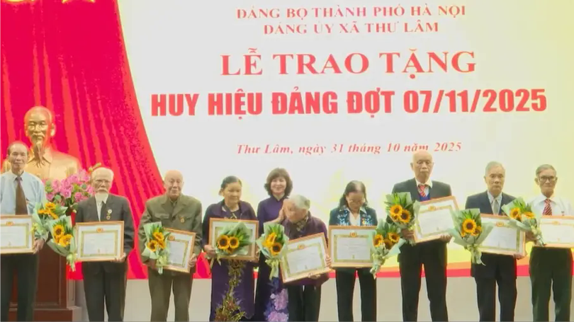 60 đảng viên xã Thư Lâm nhận Huy hiệu Đảng