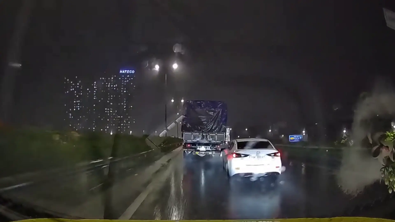 Nguy hiểm ô tô lạng lách vượt ẩu khi trời mưa