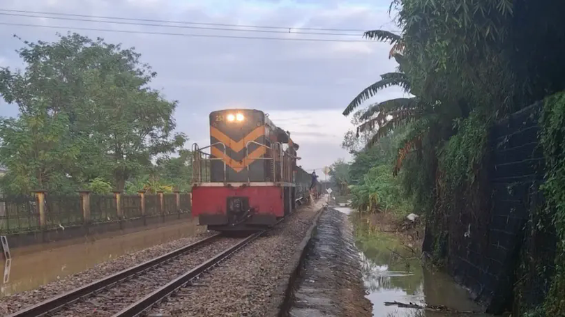 Thông tuyến đường sắt Bắc-Nam sau nhiều ngày bị chia cắt