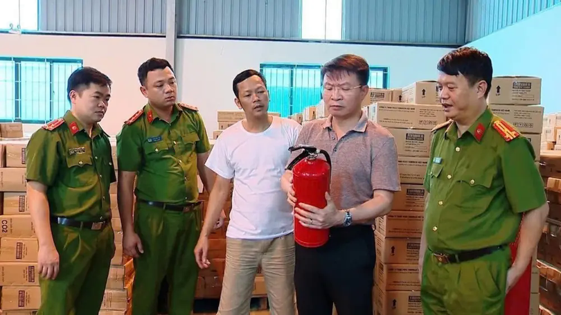 Khởi tố Giám đốc công ty sản xuất bình chữa cháy giả