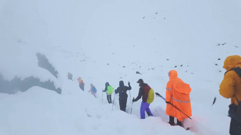 Hàng trăm nhà leo núi mắc kẹt ở Everest do bão tuyết