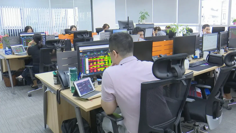 VN-Index phục hồi gần 50 điểm