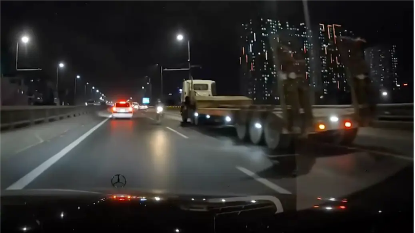 Xe máy đi ngược chiều trên Vành đai 3
