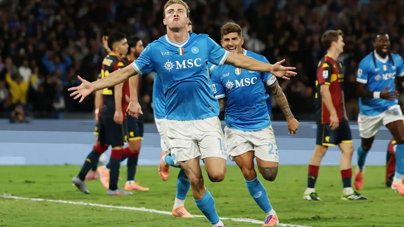 Napoli ngược dòng thắng Genoa, chiếm ngôi đầu Serie A