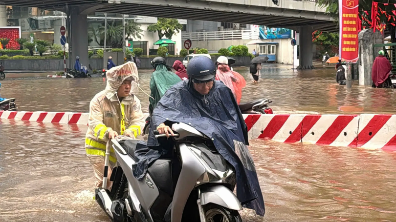 Công an Hà Nội căng mình hỗ trợ người dân giữa mưa ngập