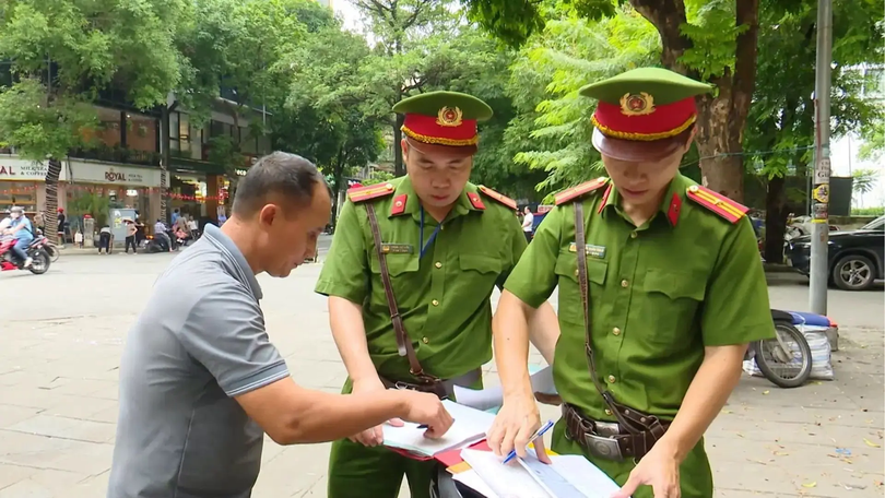 Công an phường Yên Hòa siết chặt quản lý trật tự đô thị
