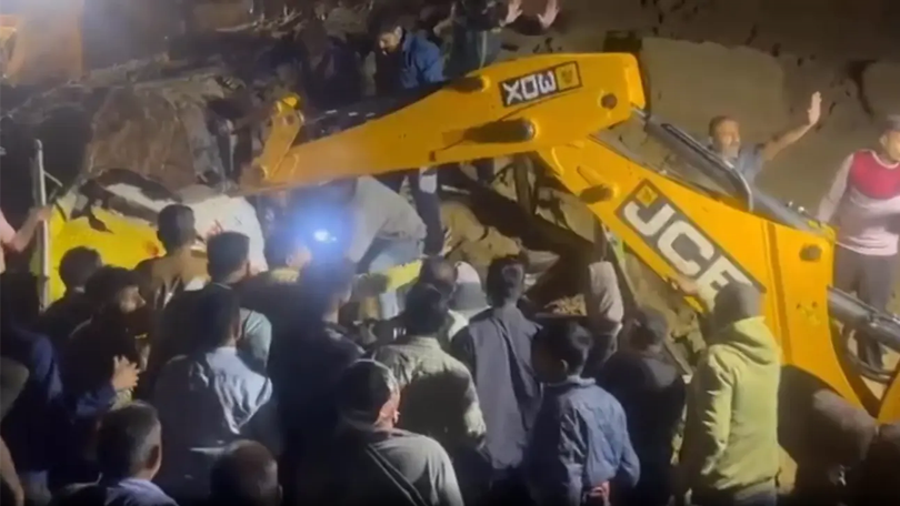 Xe buýt bị vùi trong lở đất ở Ấn Độ, 15 người chết