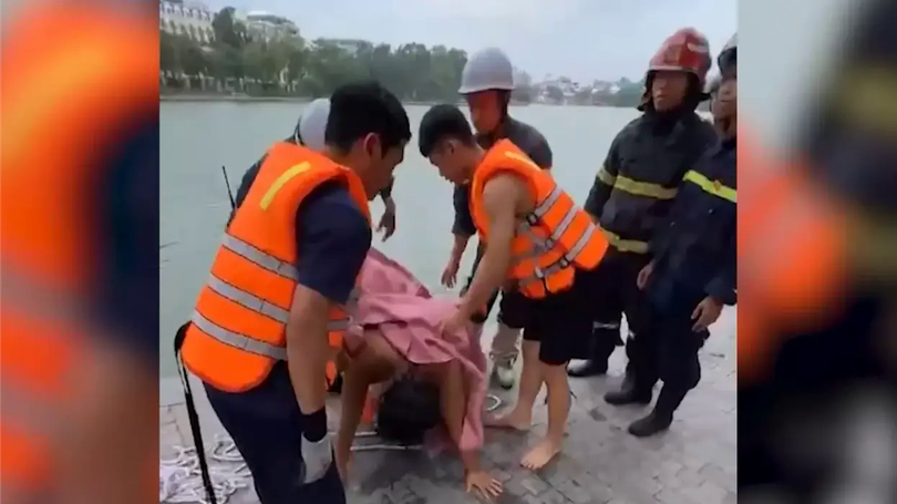 Kịp thời cứu người nước ngoài ngã xuống Hồ Hoàn Kiếm