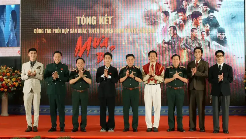 Đoàn phim 'Mưa đỏ' nhận Bằng khen của Bộ Quốc phòng