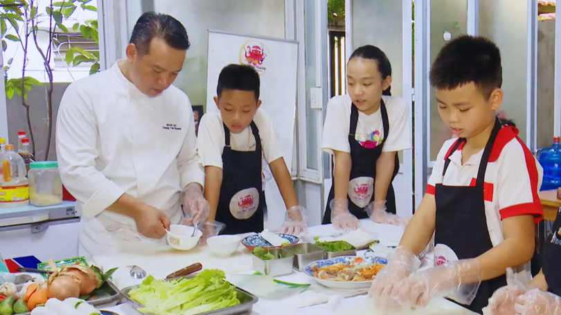 Rèn luyện kỹ năng vào bếp cho trẻ em | Vì trẻ em | 09/10/2025
