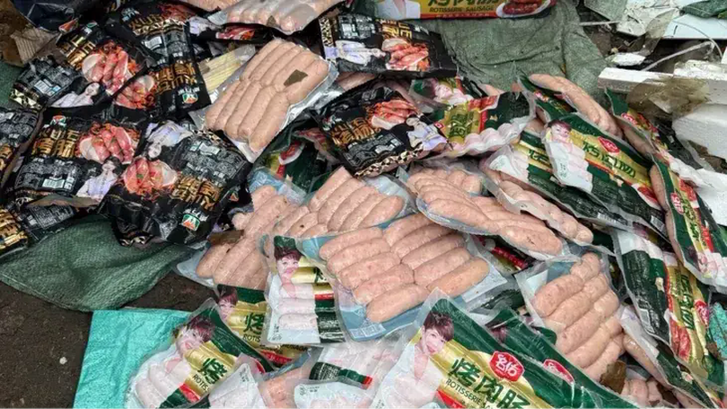CAHN thu giữ hơn 1,5 tấn xúc xích không rõ nguồn gốc