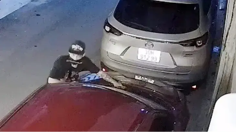 Hai tên trộm liều lĩnh bẻ hàng loạt cần gạt nước ô tô