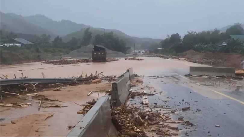 Giao thông miền Trung thiệt hại nặng nề do mưa lũ