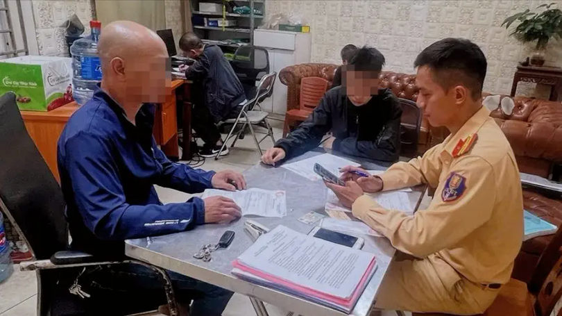 CSGT xử phạt nam sinh bốc đầu xe máy trên đường phố