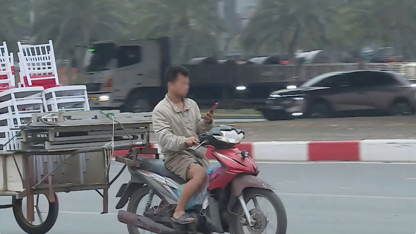 Xử phạt nhiều tài xế dùng điện thoại khi lái xe