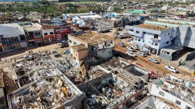 Lốc xoáy san phẳng một thị trấn ở Brazil