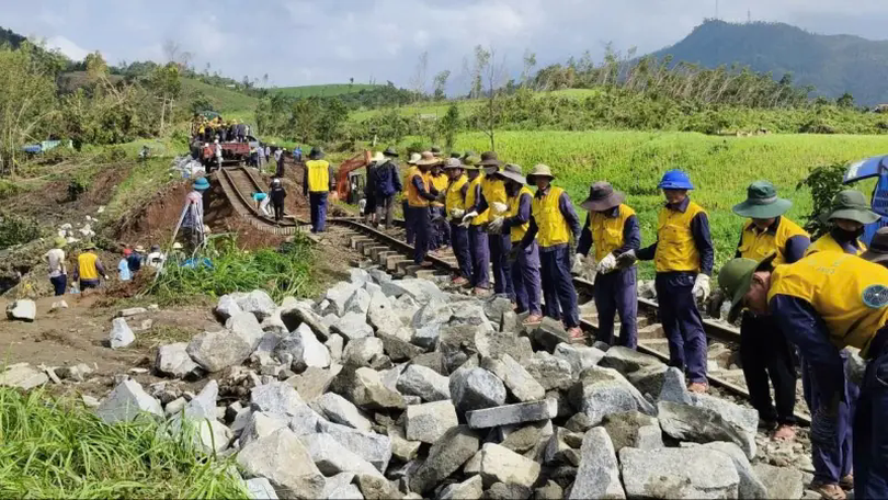 Hàng trăm công nhân khắc phục sạt lở đường sắt Bắc - Nam
