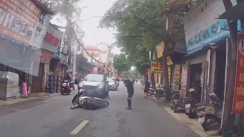 Người đi bộ sang đường thiếu quan sát gây nguy hiểm