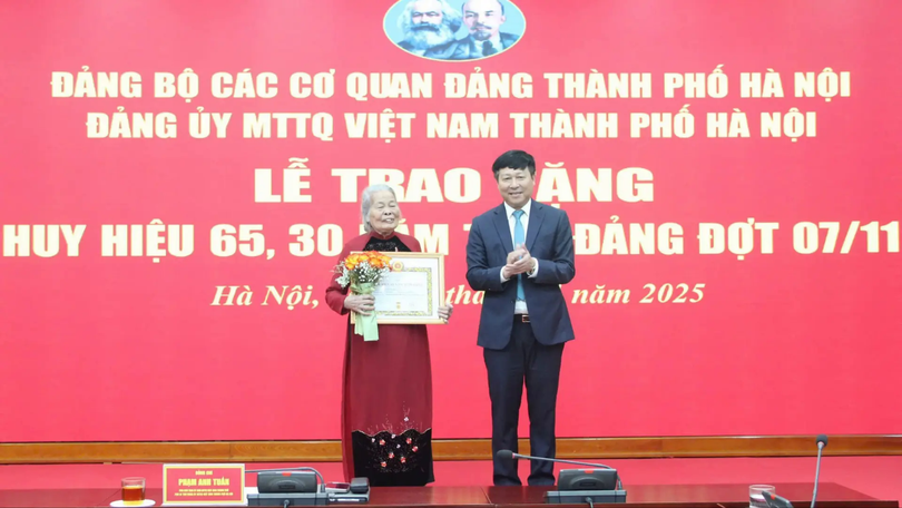 Trao Huy hiệu Đảng cho đảng viên tiêu biểu