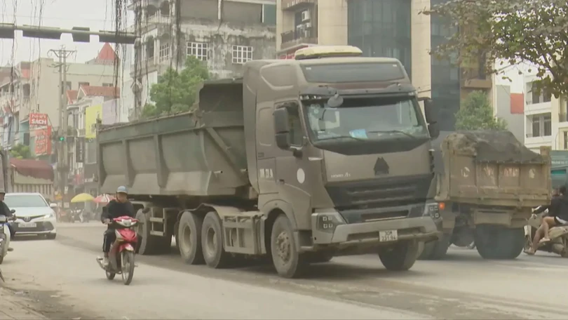 Xe tải đại náo Quốc lộ 32, đe dọa an toàn giao thông