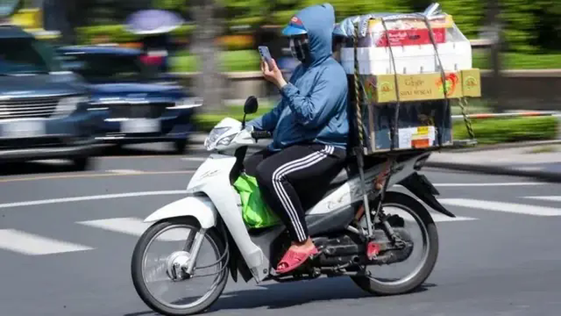 CSGT xử lý người đi mô tô sử dụng điện thoại