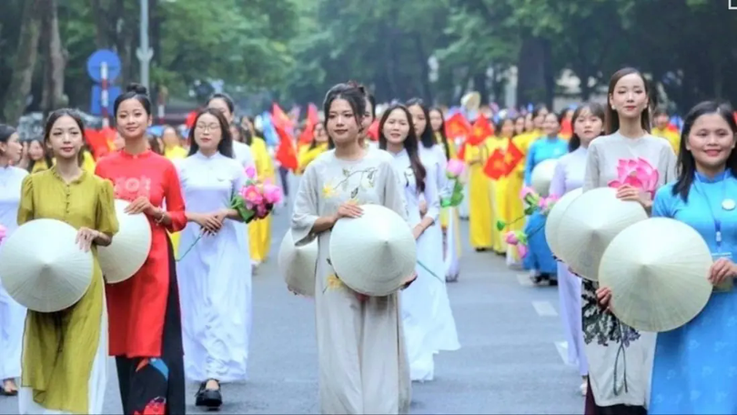Áo dài khoe sắc tôn vinh vẻ đẹp văn hóa Thủ đô