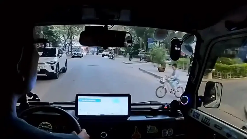 Cảnh báo trẻ em đạp xe sang đường cắt mặt ô tô