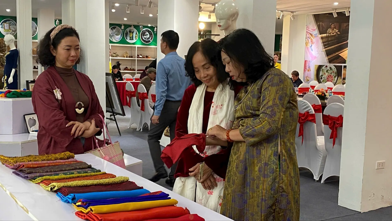 Sắc màu thêu ren, lụa, áo dài tôn vinh thủ công Hà Nội